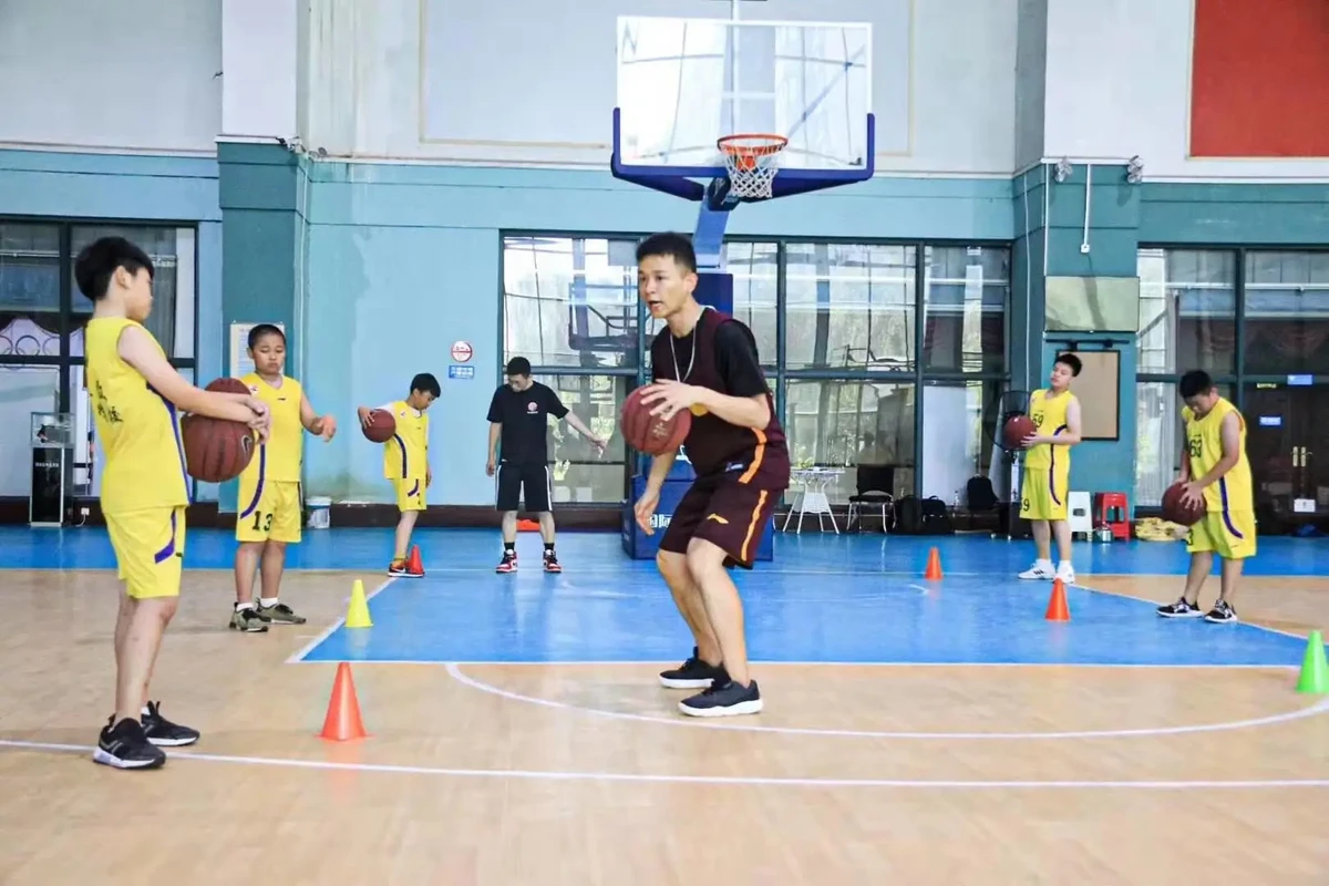 哪里能找到适合青少年的篮球教练